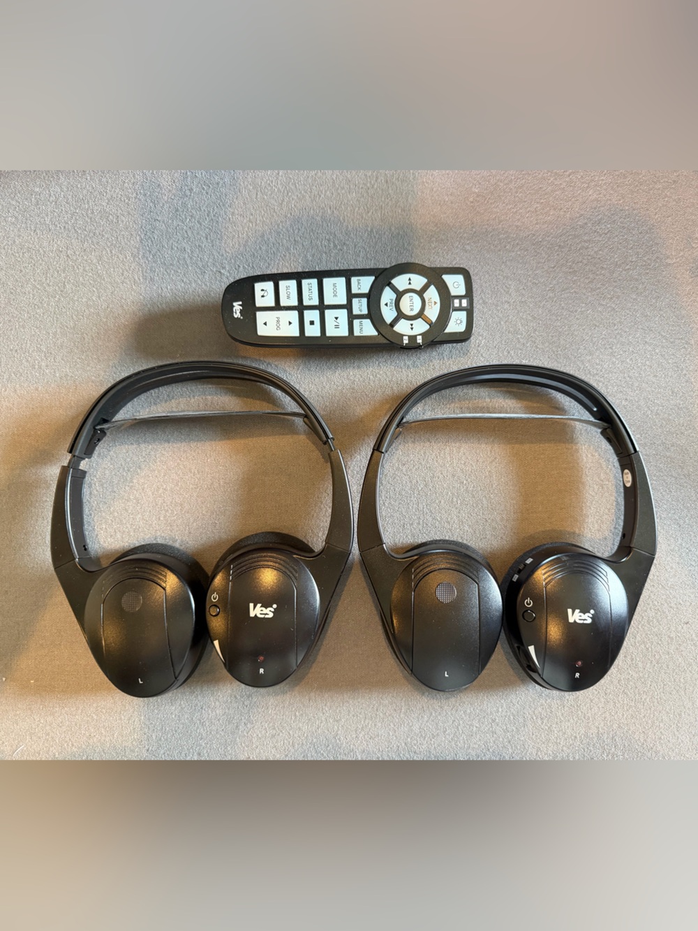 NIB Chrysler audio kit VES headphone set with remote part# 05064073AE